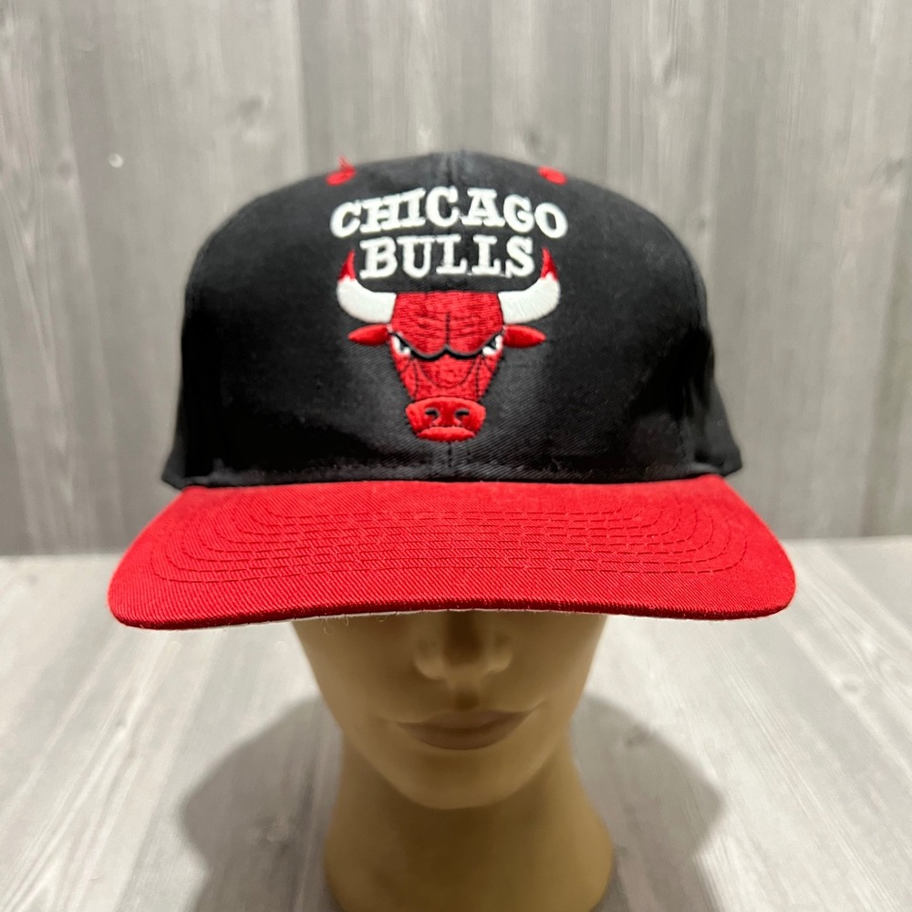 Vintage Logo 7 Chicago Bulls NBA Snapback Hat Mens Black Red Two Tone Cap